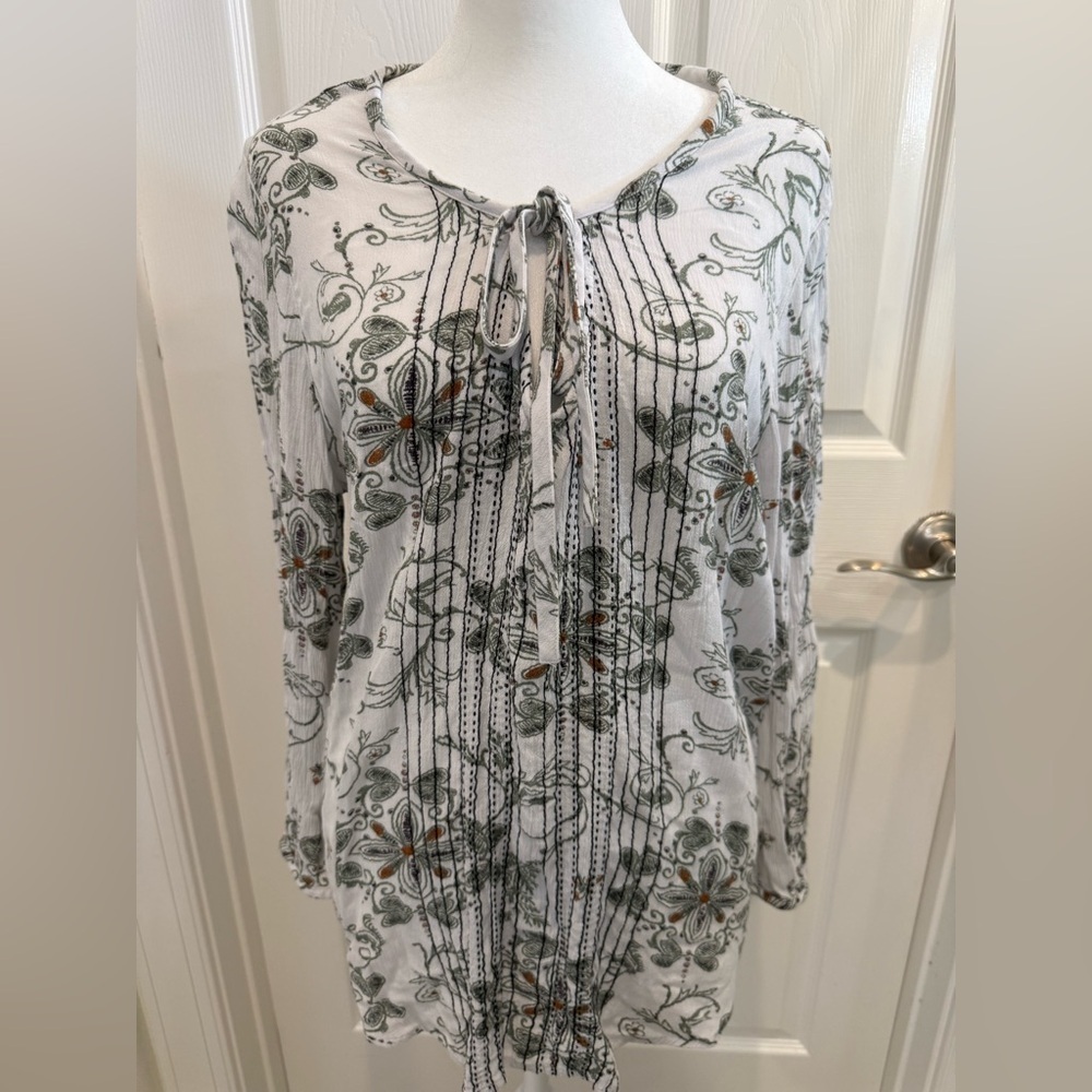 Hinge Green and White 3/4 Sleeve Tie Front Blouse size 1